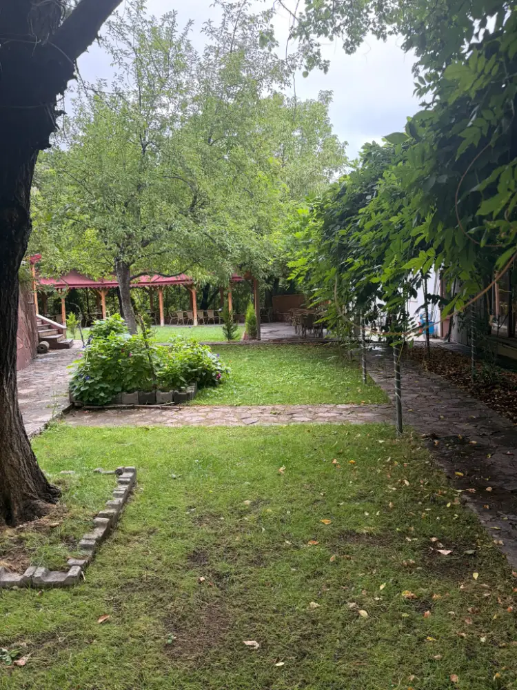 Onbir Kardeşler bahçesi ve çardakları